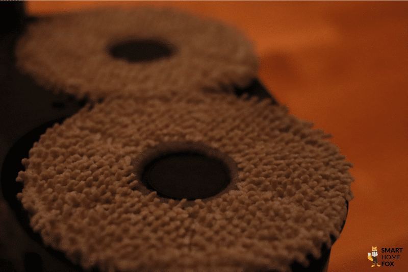 Wischpads des ECOVACS DEEBOT X2 sind nach der Reinigung an der OMNI Station zu sehen.